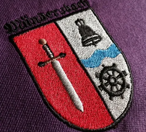 Detailaufnahme eines gestickten Wappens auf Textil
