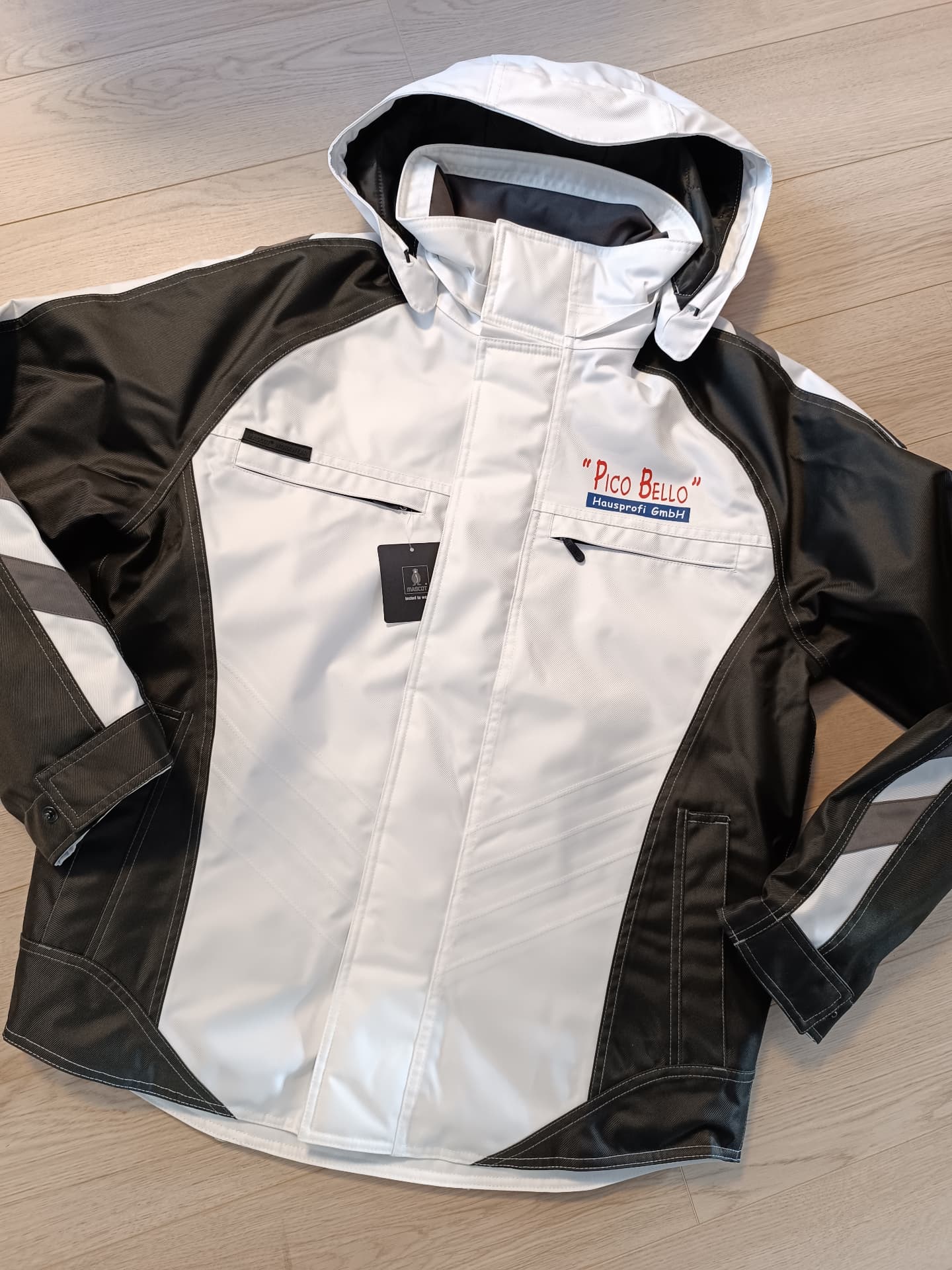 Weiß-graue Arbeitsjacke mit gesticktem Schriftzug auf der Brust