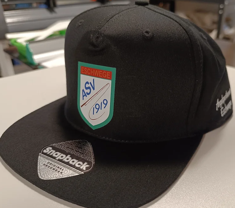 Schwarzes Snapback-Cap mit gesticktem Wappen