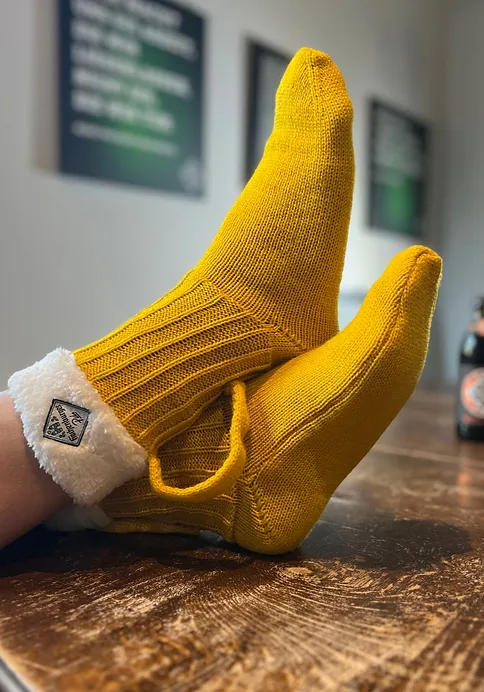 Gelbe Kuschelsocken mit eingewebtem Label