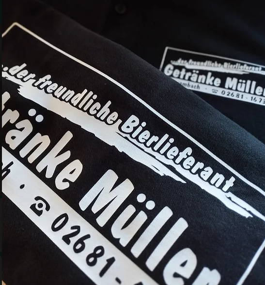 Schwarzes Poloshirt mit weißem Schriftzug im Textildruck