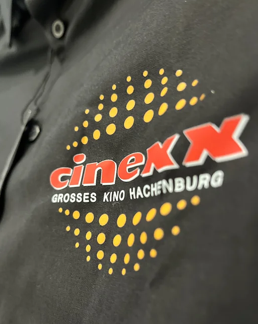 Dunkle Arbeitsjacke mit mehrfarbigem Brustdruck