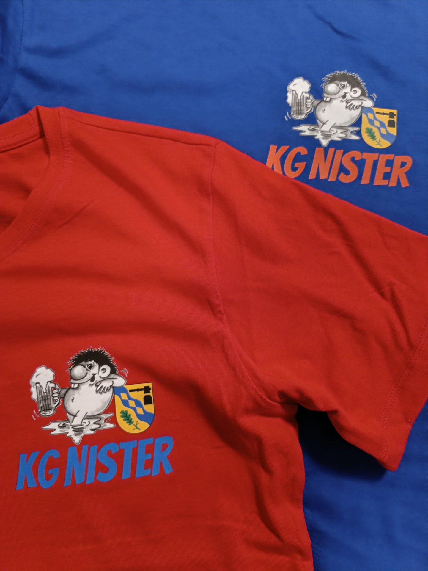 Rote und blaue T-Shirts mit mehrfarbigem Motiv