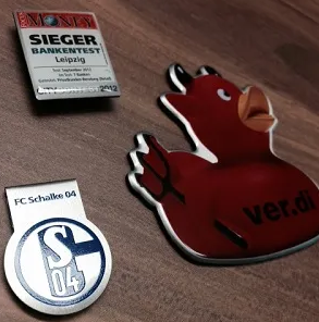 Verschiedene gestickte Aufnäher und Patches in Sonderformen
