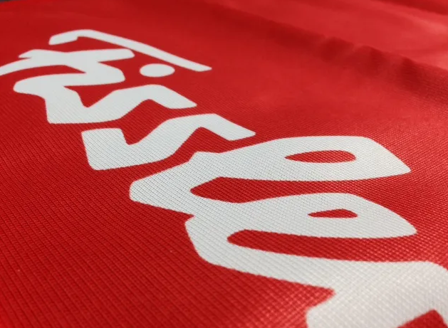 Rote Tasche mit weißem Schriftzug im Siebdruck, Detailaufnahme