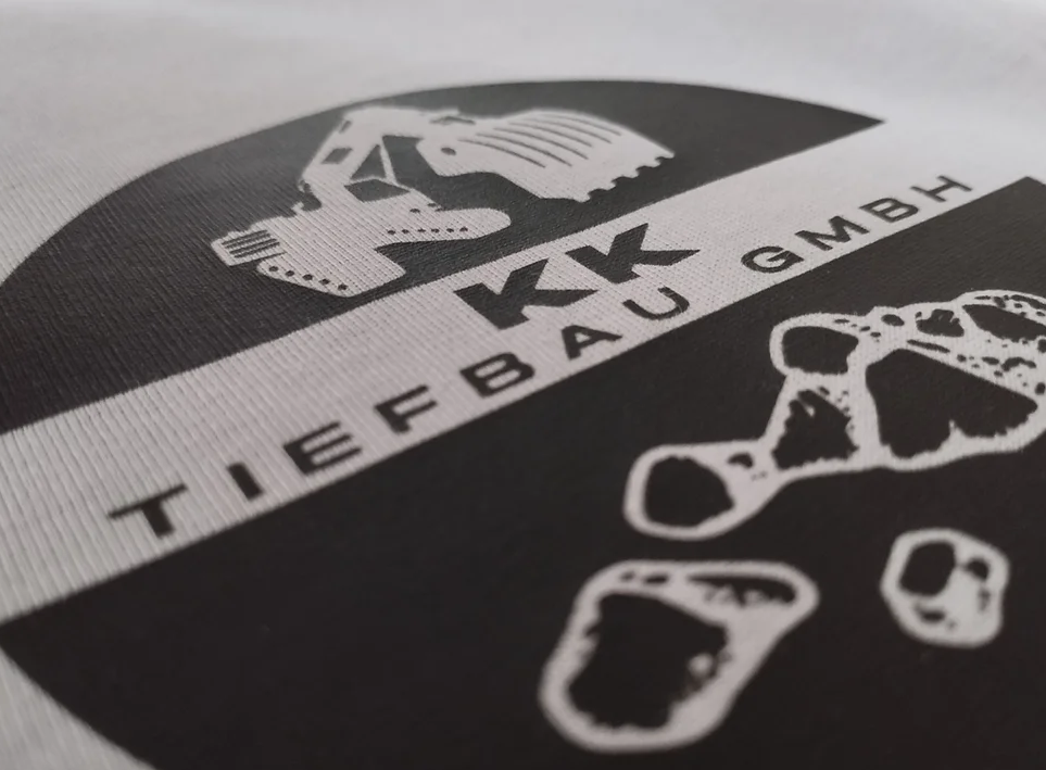 Weißes Shirt mit großflächigem schwarzem Druckmotiv, Detailaufnahme